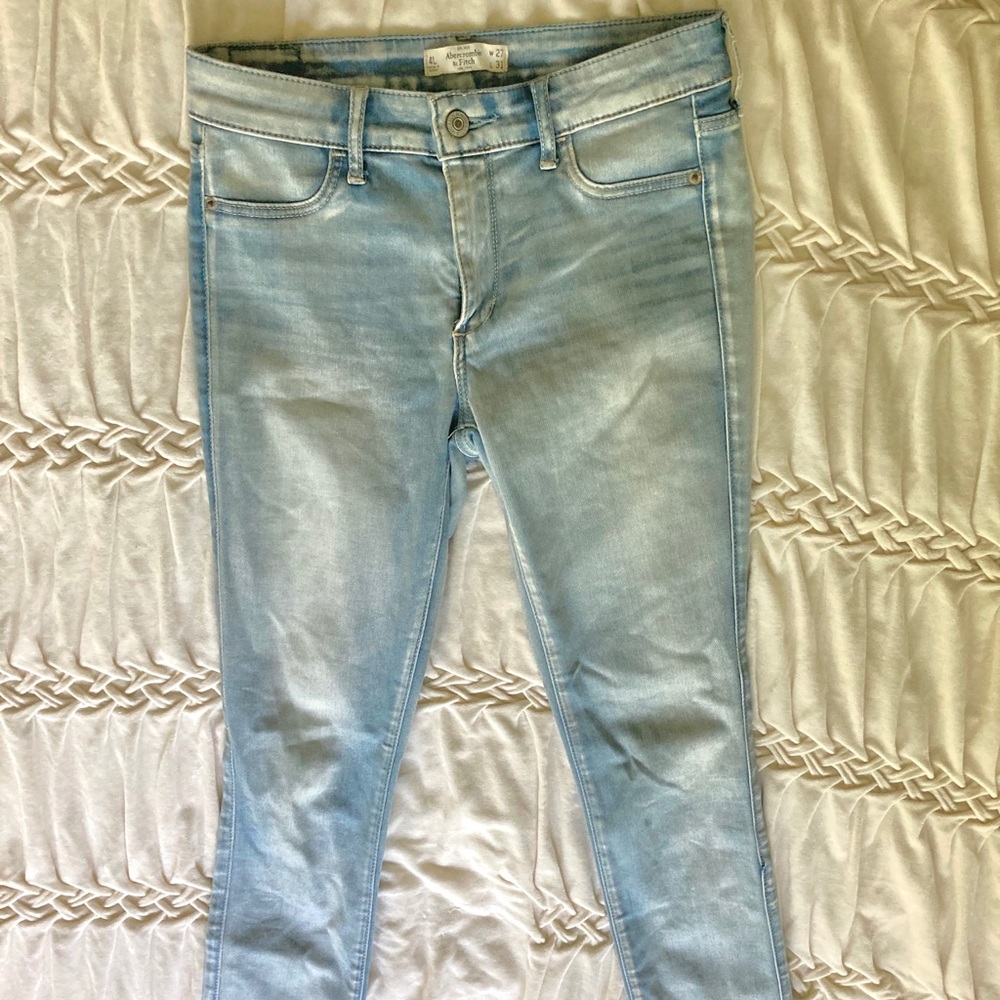 ABERCROMBIE & FITCH light wash jeans